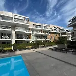 Modern Coastal With Terrace & Pool Acces *