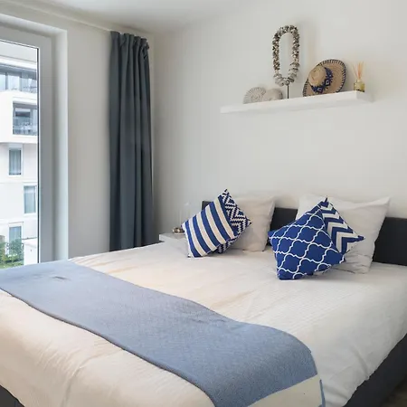 Modern Coastal With Terrace & Pool Acces Apartment